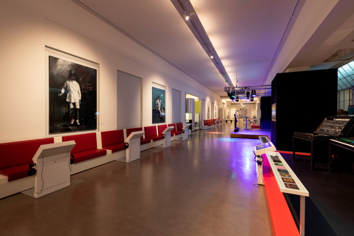 Blick in die “Music Lounge“, wo ebenfalls Gemälde des Universalkünstlers Parov Stelar zu bewundern sind