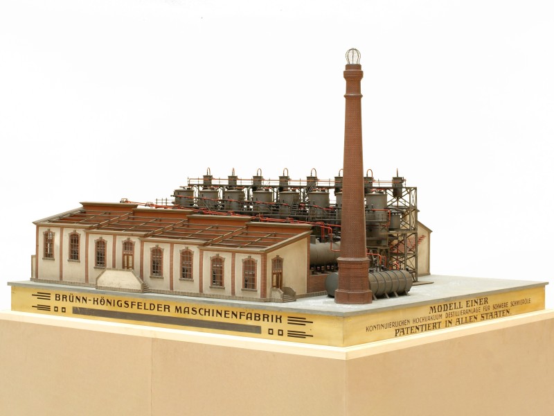 a model of a Distillation plant for lubricating oil: 