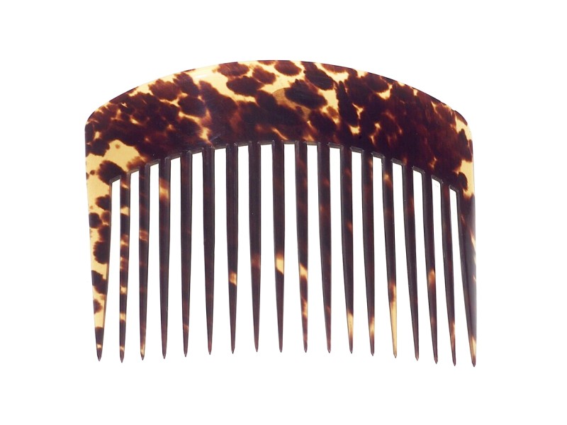 A lady's horn comb: 