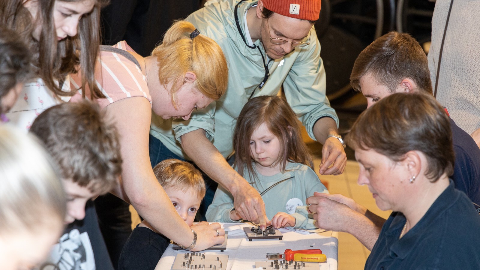 Familien haben Spaß beim Stationenspiel des Wiener Netze Familienfests: