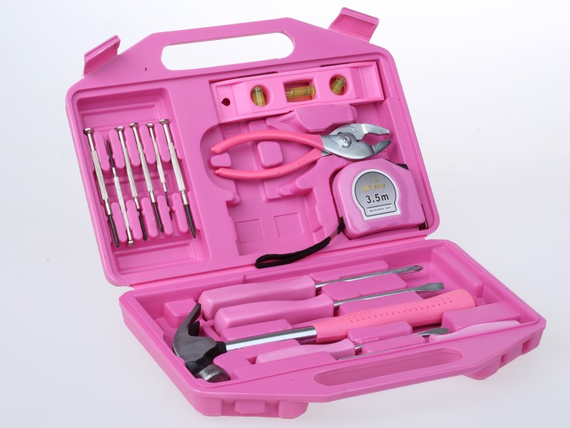 Pinke Werkzeugbox: Pinke Werkzeugbox, 2000–2008: Die Schenkerin hat dieses Werkzeug-Set dem Museum überlassen, da sie von der Qualität des Produkts enttäuscht war. Während sich manche Produkte ausschließlich durch die Farbe von ähnlichen Produkten unterscheiden, kommt es auch durchaus vor, dass pinke Produkte eine schlechtere Qualität aufweisen.