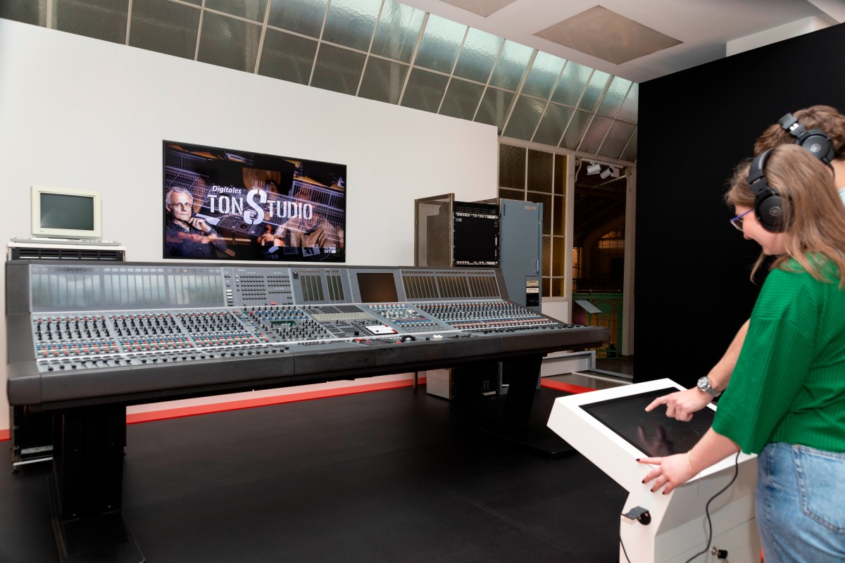 In der „Music Lounge“ kann der originale Tonstudiotisch des Musikproduzenten und Falco-Wegbegleiters Thomas Rabitsch bewundert werden