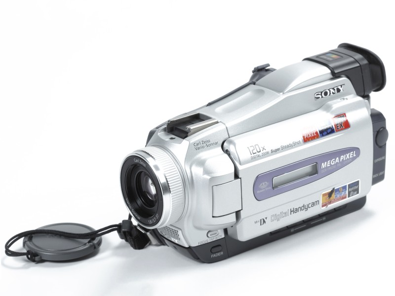 A Camcorder Sony DCR-TRV24E Handycam Digital Video Camera Recorder: 