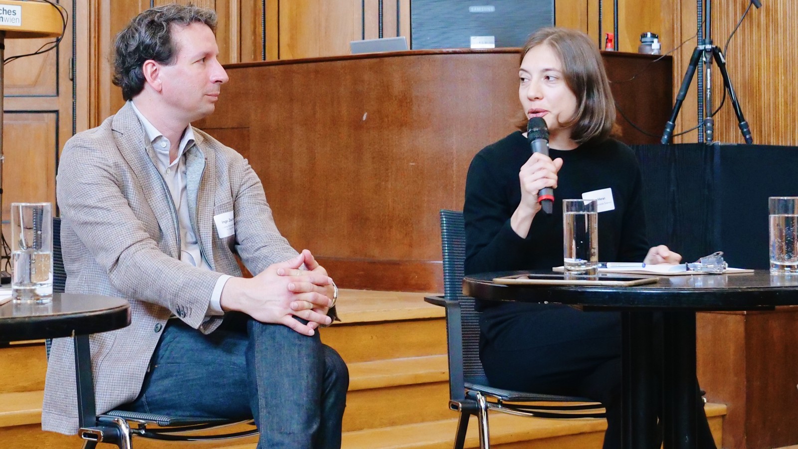 Ingo Zechner vom Ludwig Boltzmann Institut for Digital History und Eva Meran vom Haus der Geschichte Österreich erörterten unterschiedliche Perspektiven auf das Wissen, das sich in Archiven verbirgt