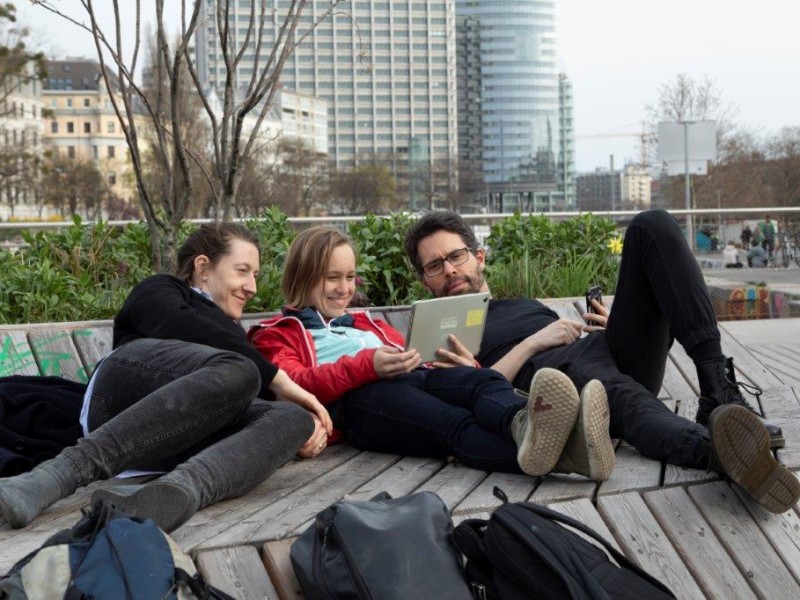 Junge Erwachsene am Donaukanal in Wien: 