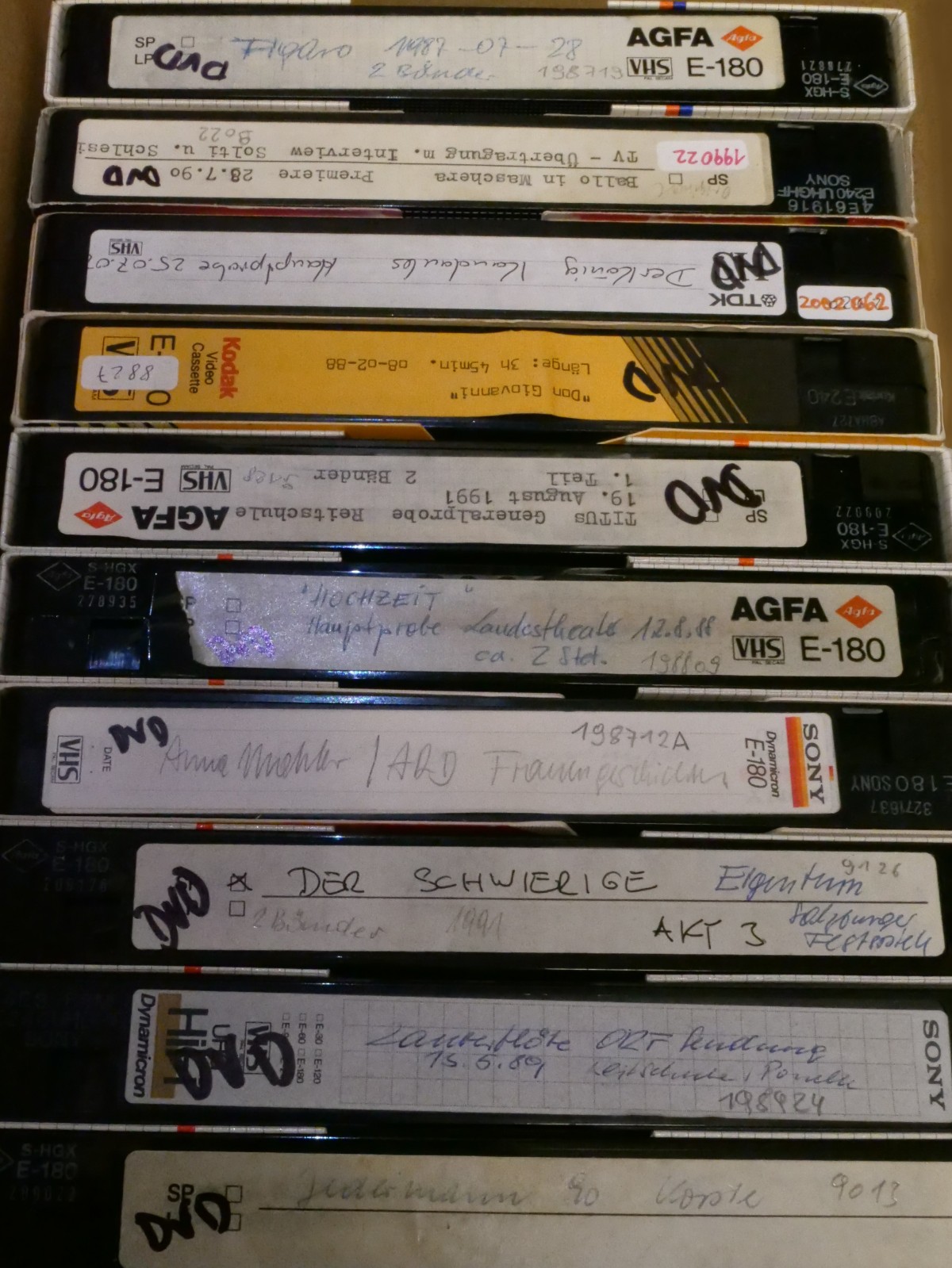Diverse VHS-Kassetten aus dem Archiv der Salzburger Festspiele