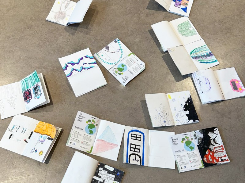 : Each child received a research booklet. Impressions, ideas, sketches for the habitat, ... many different impulses and concepts were noted!