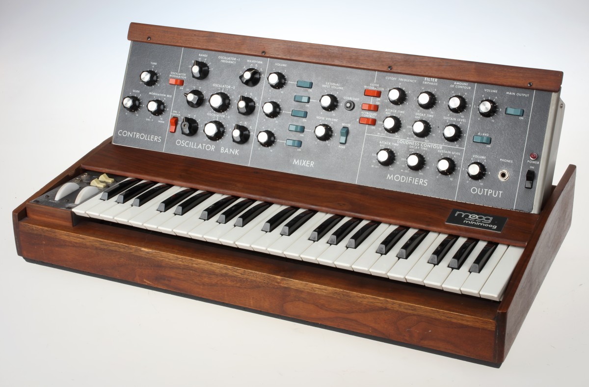 Der erste Kompakt-Synthesizer Minimoog (ab 1970) gilt mit seinem satten, kraftvollen Klang bis heute als Referenz, an der sich auch aktuelle Synthesizer messen lassen müssen