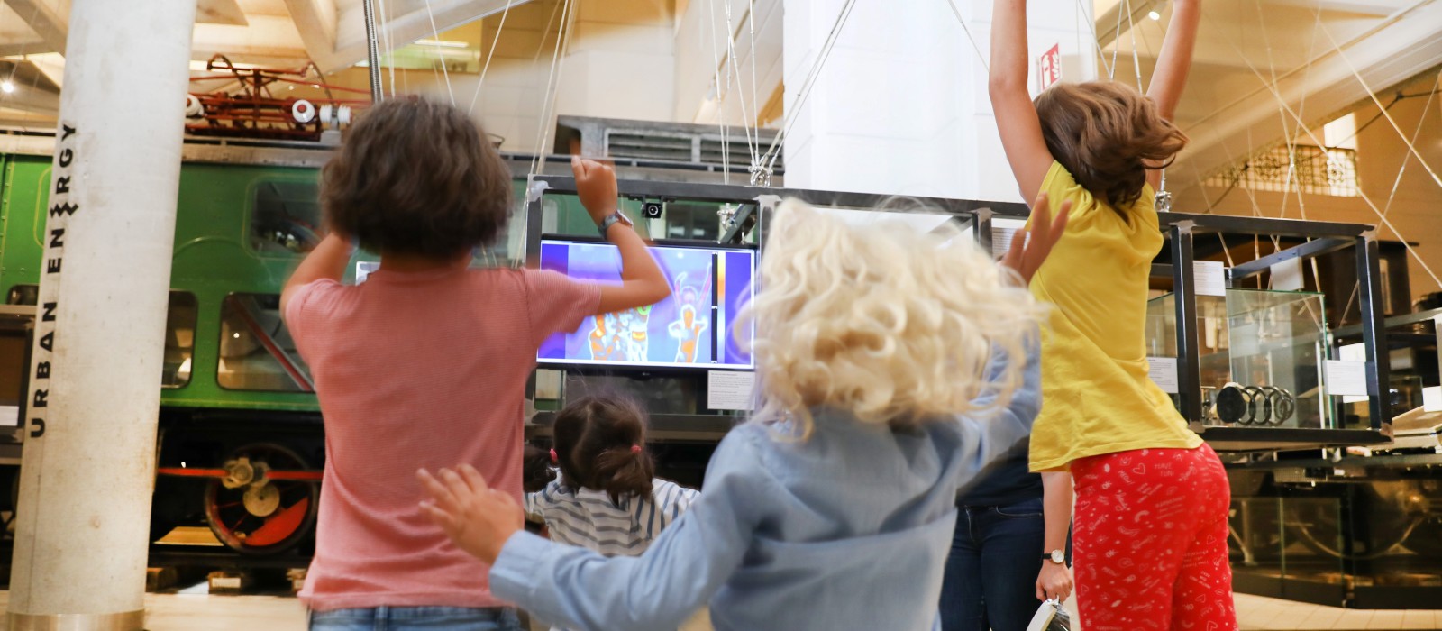 Kinder laufen durch das Museum/ Sujetbild kids.camp: 