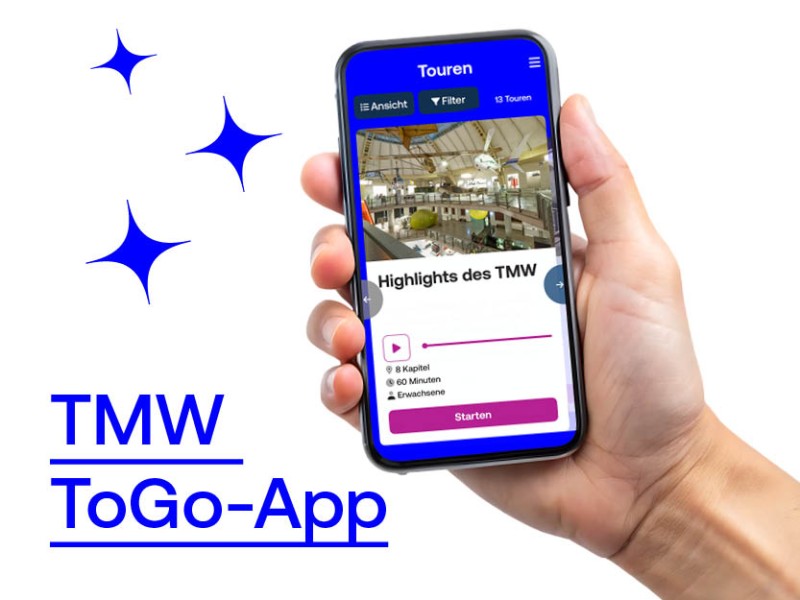 Eine Hand hält ein Smartphone mit der TMW ToGo-App und einer Tourenübersicht des Technischen Museums Wien.: 