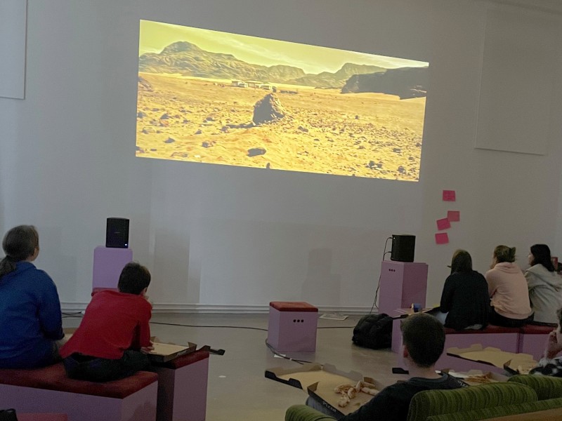 Die Gruppe schaut den Film „Der Marsianer“ von Ridley Scott: Die Gruppe beim Filmschauen („Der Marsianer“, Film von Ridley Scott, 2015)