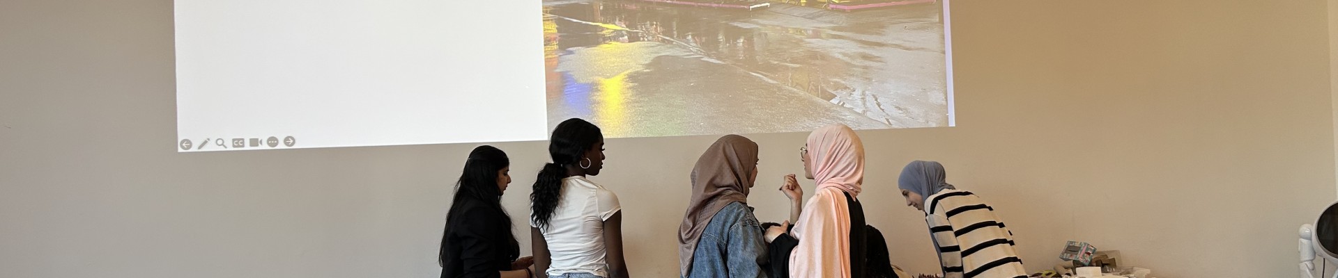 Gruppe Jugendlicher sammelt im Workshop Ideen zu AR-Objekten. Eine Präsentation mit Jahrmarkt-Foto und dem Titel „AR-Space-Objekte: Ideensammlung“ ist im Hintergrund projiziert.: Schwierige Entscheidungen stehen bevor: Welche Ideen will die Mission Control für das Design des AR-Objektes für die Mission Prater umsetzen?