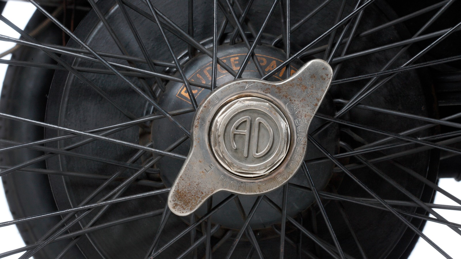 Die Drahtspeichenräder sind noch original, die Reifen wurden in neuerer Zeit ersetzt