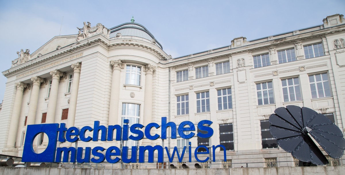 Die selbstnachführende Photovoltaikanlage „smartflower POP“ steht im Freibereich vor dem Technischen Museum Wien