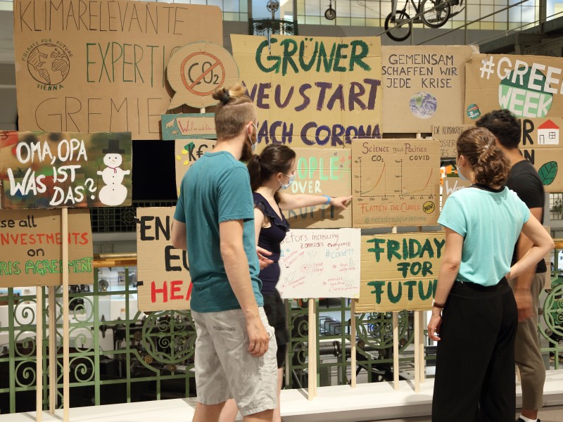 Protestschilder: Protestschilder, ausgestellt in der Pop-up-Installation "Corona Impact. An-Denken in 17 Stationen"