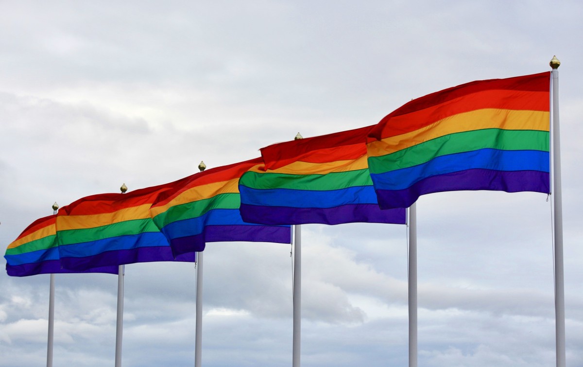 Regenbogenflaggen im Wind