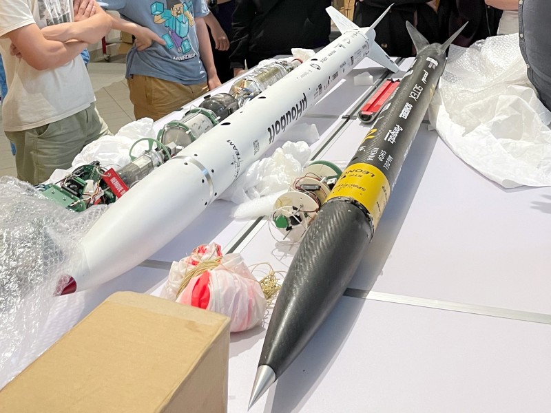: Zwei Raketen-Neuzugänge: Eine Flüssig- und eine Feststoffrakete des TU Wien Space Teams wurden inspiziert.