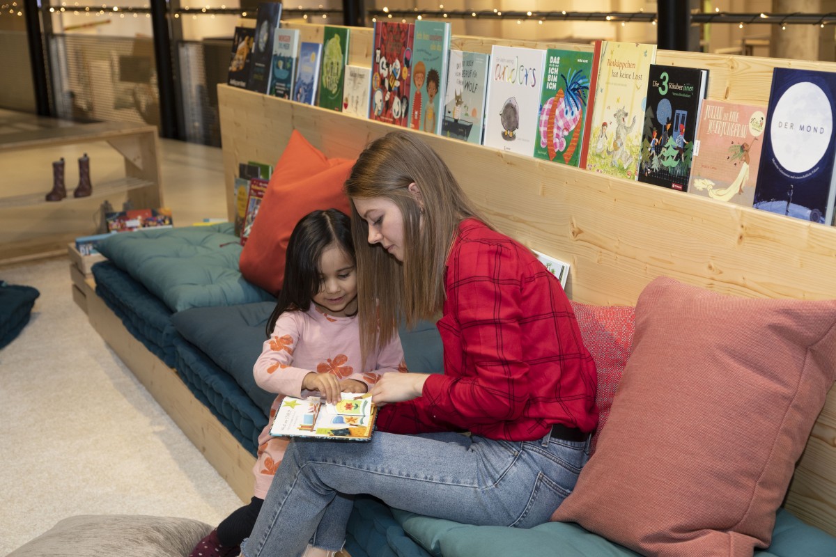 Lesen, lernen, entdecken und ergründen: Es stehen mehr als 200 Bücher für Kinder von 3-10 Jahren zur Auswahl, mit denen Themen wie Umwelt, Nachhaltigkeit, Astronomie, Naturwissenschaften und Technik altersgerecht entdeckt werden können