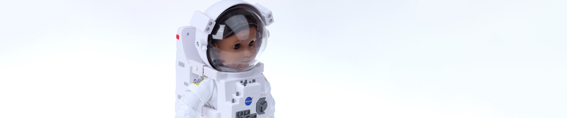 Die Puppe „Luciana Vega“ in einem Raumanzug: 