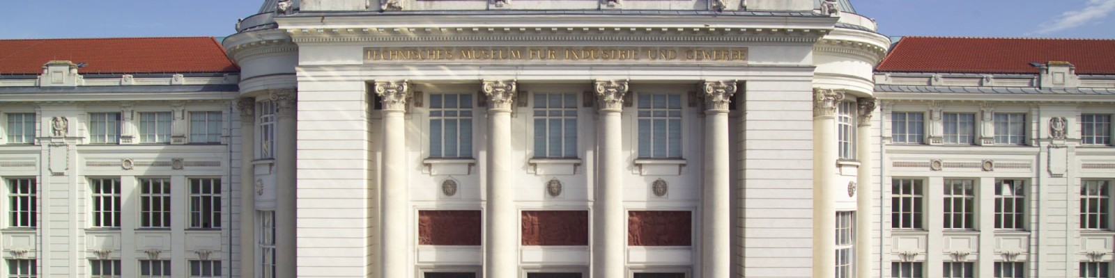 Frontalansicht des Technischen Museums Wien