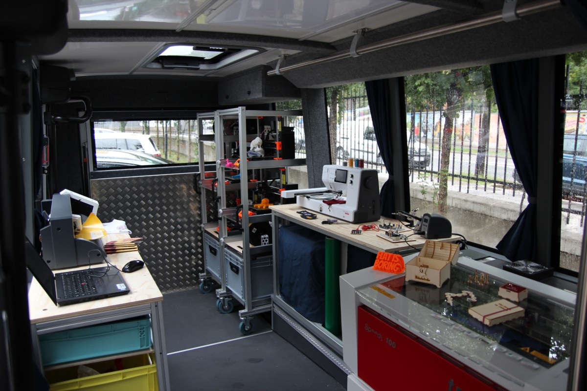 ... und haben dafür einen E-Bus zu einer digitalen Werkstatt umgebaut: ... und haben dafür einen E-Bus zu einer digitalen Werkstatt umgebaut