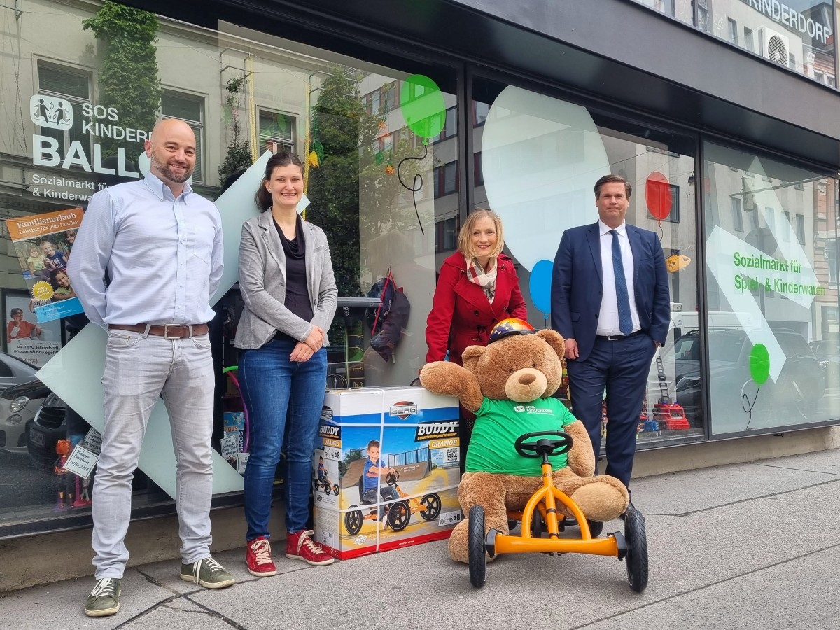 : Nachhaltigkeit ist auch karitativ: Gokarts aus dem geschlossenen Kinderbereich MINI MOBIL als Spende für die SOS-Kinderdörfer.
V.l.n.r: Dieter Schrattenholzer und Sarah Tanzer (SOS-Kinderdorf) sowie Karin Skarek und Peter Aufreiter (TMW)