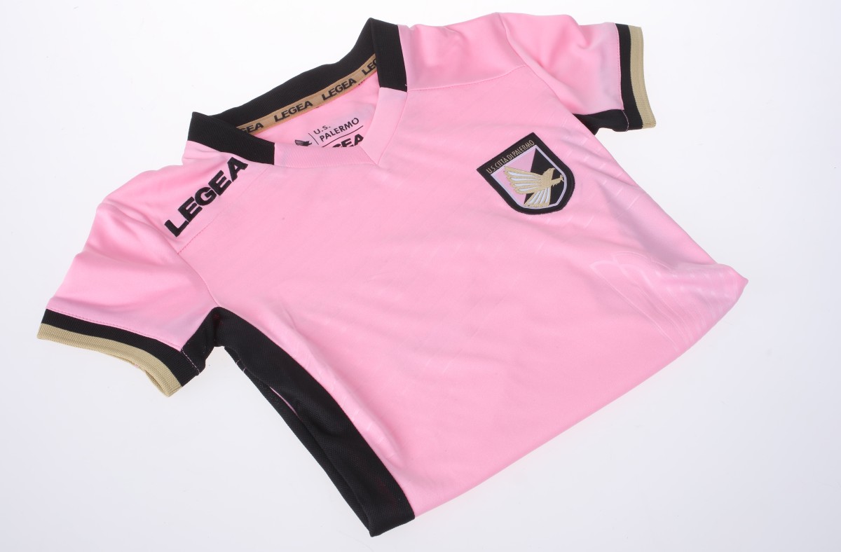 Rosa ist auch im Männerfußball präsent, beispielsweise beim österreichischen Verein LASK oder dem italienischen Club Palermo S.S.D, der seit seiner Gründung im Jahr 1900 – mit Ausnahme einiger Jahre während der Zeit des Faschismus – in rosa Trikots spielt. Die Farbwahl geht auf einen Sponsor zurück, der rosa und schwarze Liköre verkaufte.
