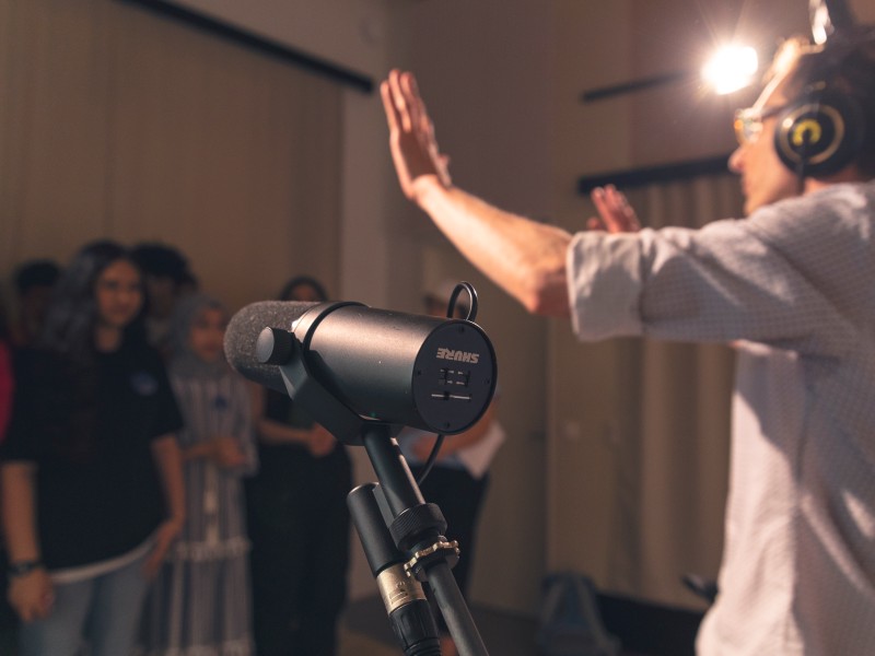 : Aufnahme läuft … Schüler_innen der NMS Kauergasse bei der Aufnahme mit Andy Winkler im soundLAB.