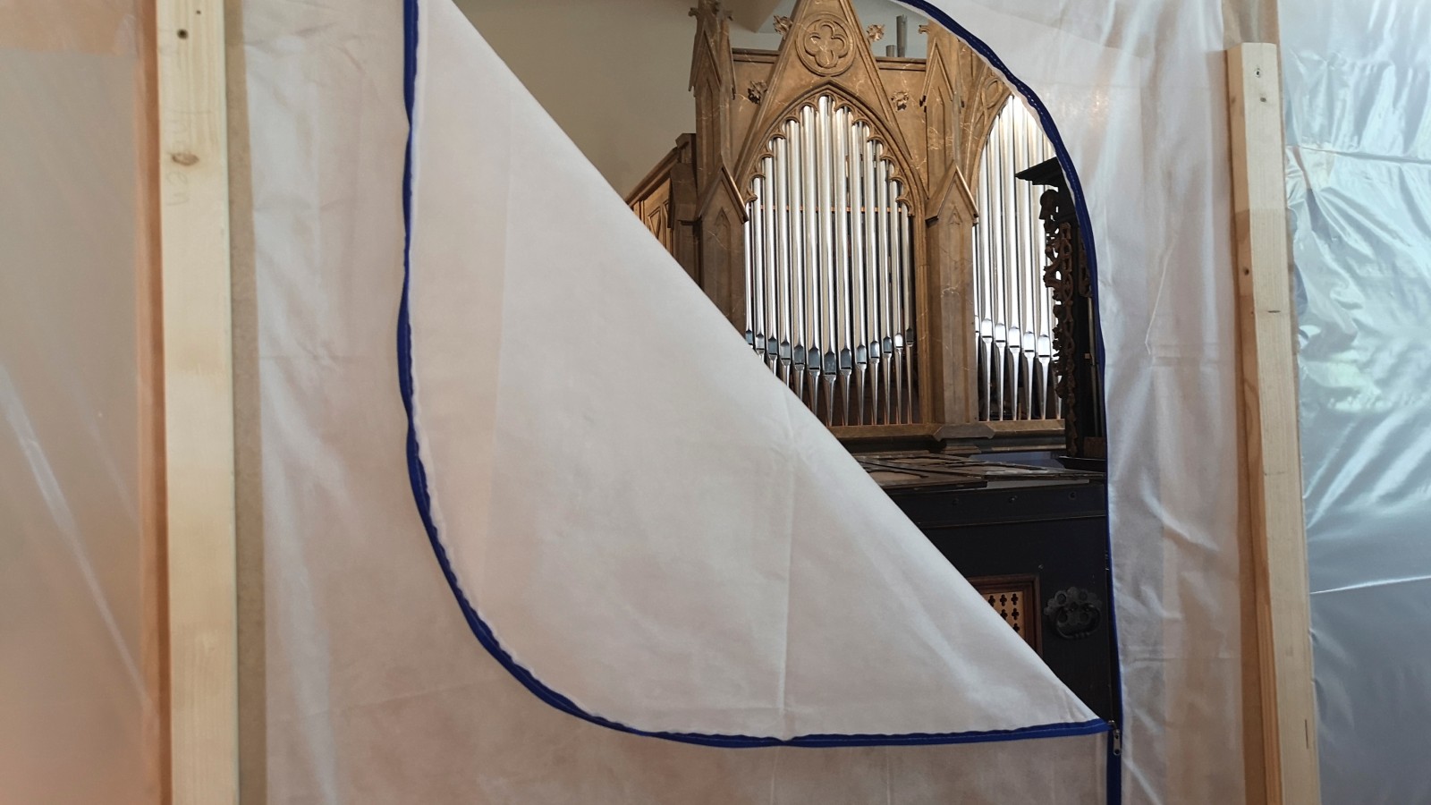Große Objekte wie die Buckow-Orgel, die nicht transportfähig waren, wurden zusätzlich zur Trennwand mit einer Einhausung vor Staub geschützt
