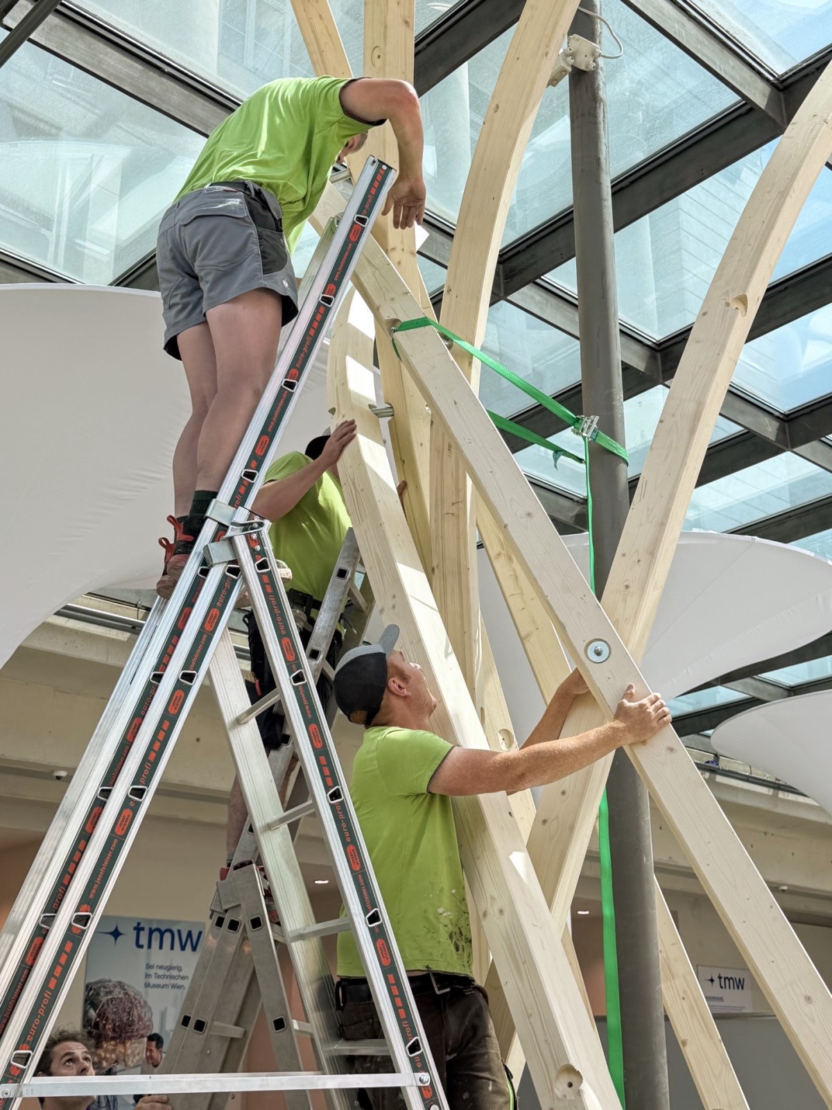 ... nach nur wenigen Stunden stand es fertig in der TMW-Eingangshalle: ... nach nur wenigen Stunden stand es fertig in der TMW-Eingangshalle