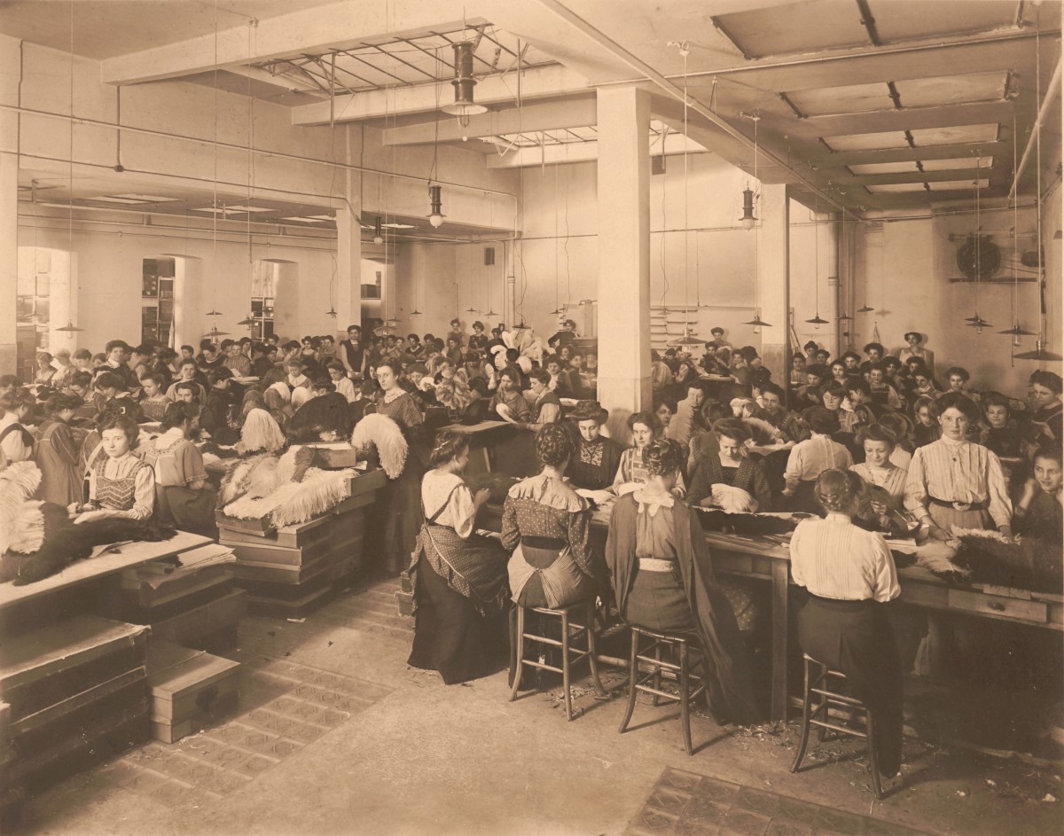 Sonderausstellung "Women at Work": Arbeiterinnen in der Werkstatt einer Schmuckfeder-Fabrik, um 1900 