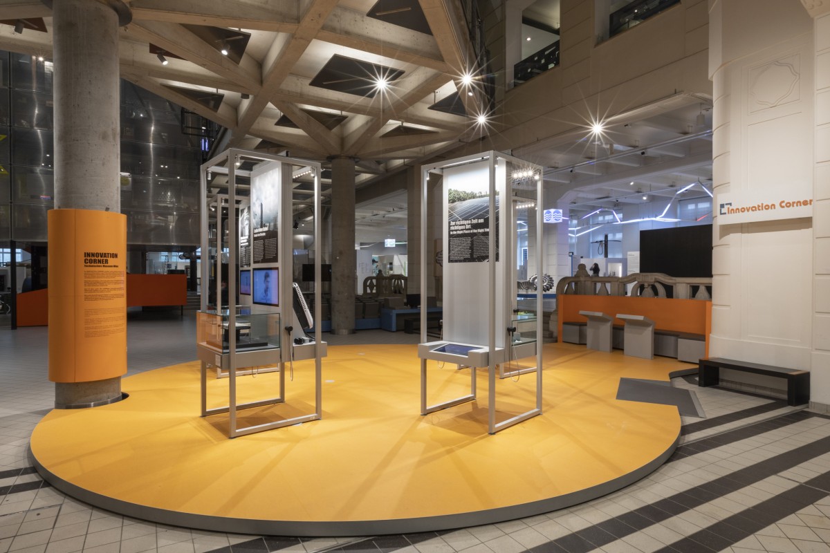 Innovation Corner mit Stationen „Laden ohne Kabel“ und „Zur richtigen Zeit am richtigen Ort“