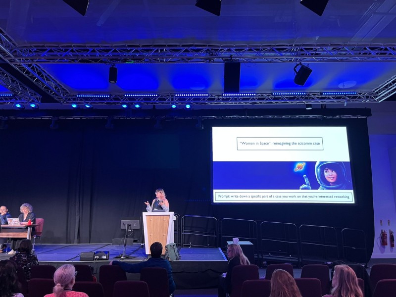 Eleanor Armstrong präsentiert das „Rocket“-Projekt auf der Bühne bei der PCST-Konferenz.: Eleanor Armstrong präsentiert das „Rocket“-Projekt auf der Bühne der PCST.
