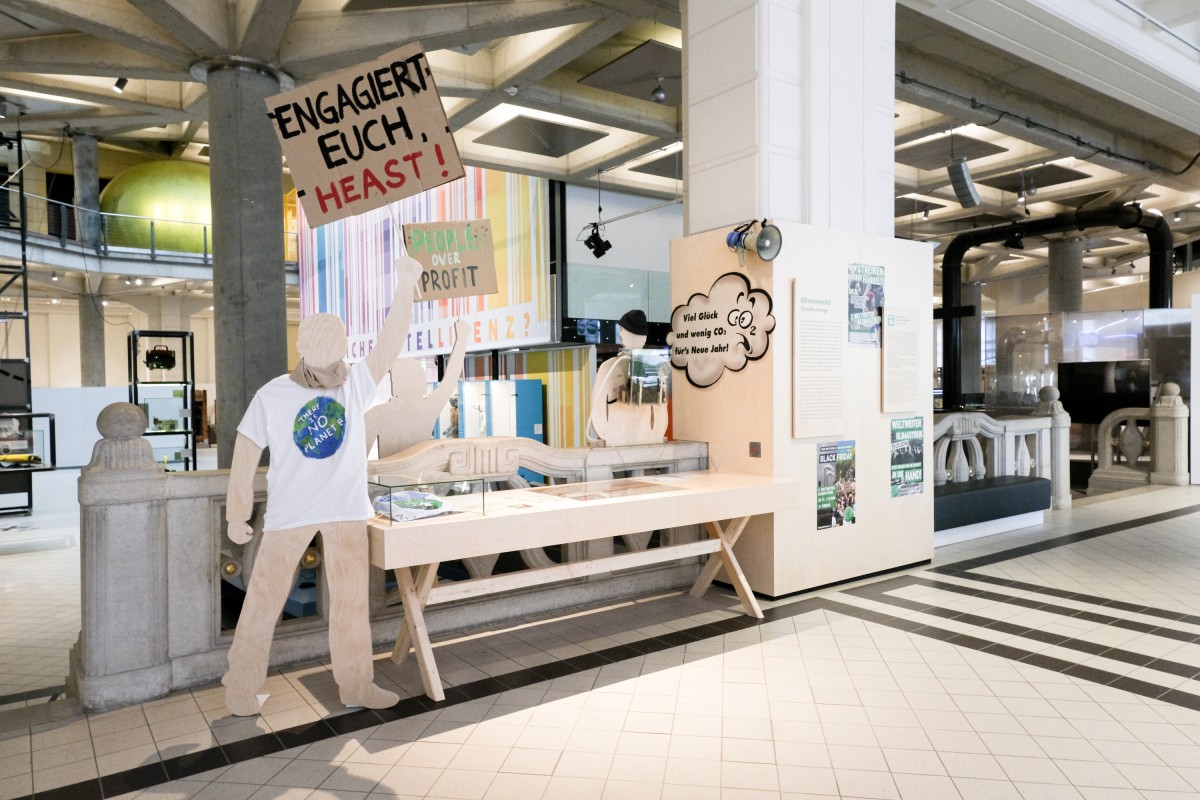 Das Technische Museum Wien nimmt in seiner Schausammlung Bezug auf aktuelle Themen – in der Energieabteilung wird beispielsweise auf die Klimaproteste hingewiesen
