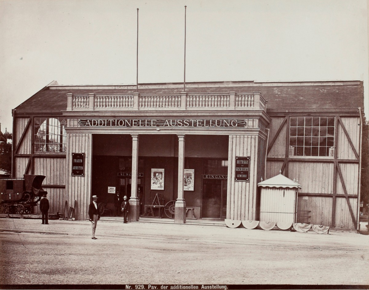 Sonderausstellung "Women at Work": Pavillon der "Additionellen Ausstellung", in dem sich u. a. die Ausstellung von Frauenarbeiten befand