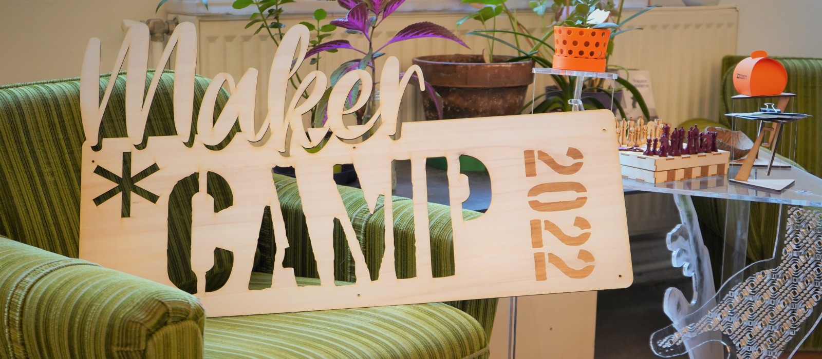 Maker*Camp: Ein gefrästes Schild mit der Aufschrit "Maker Camp"
