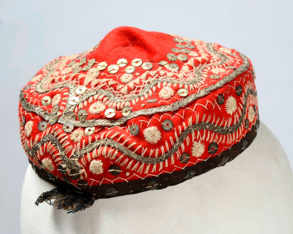 Rote Kappe mit Silberstickerei und Fransen, Hausindustrie aus Dalmatien, vor 1873 (vermutlich im Frauenpavillon ausgestellt), Leihgeber: MAK Wien