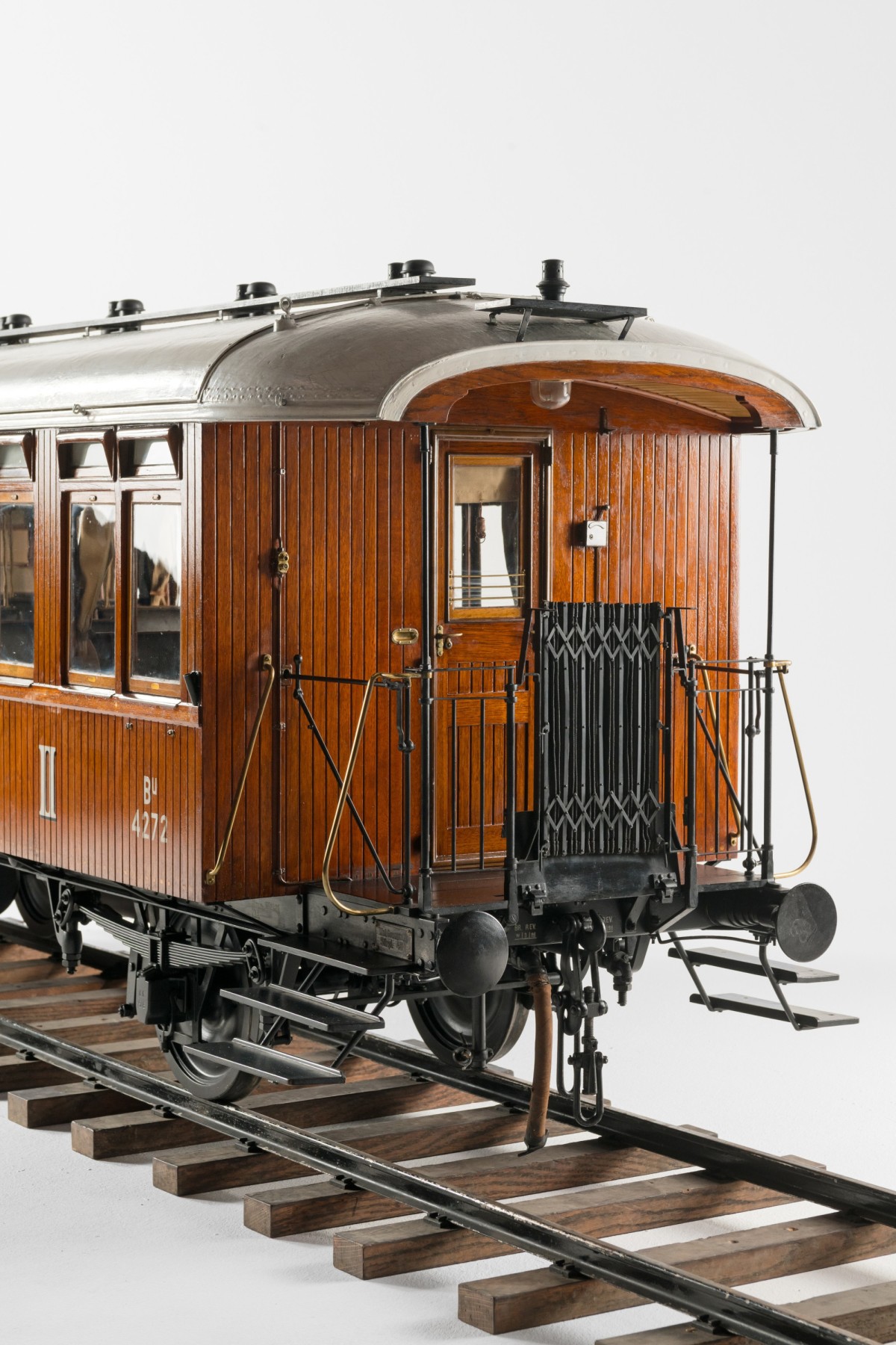 Modell (Teilansicht): Wagon II. Klasse mit feingliedrigem Plattformgeländer: Modell (Teilansicht): Wagon II. Klasse mit feingliedrigem Plattformgeländer