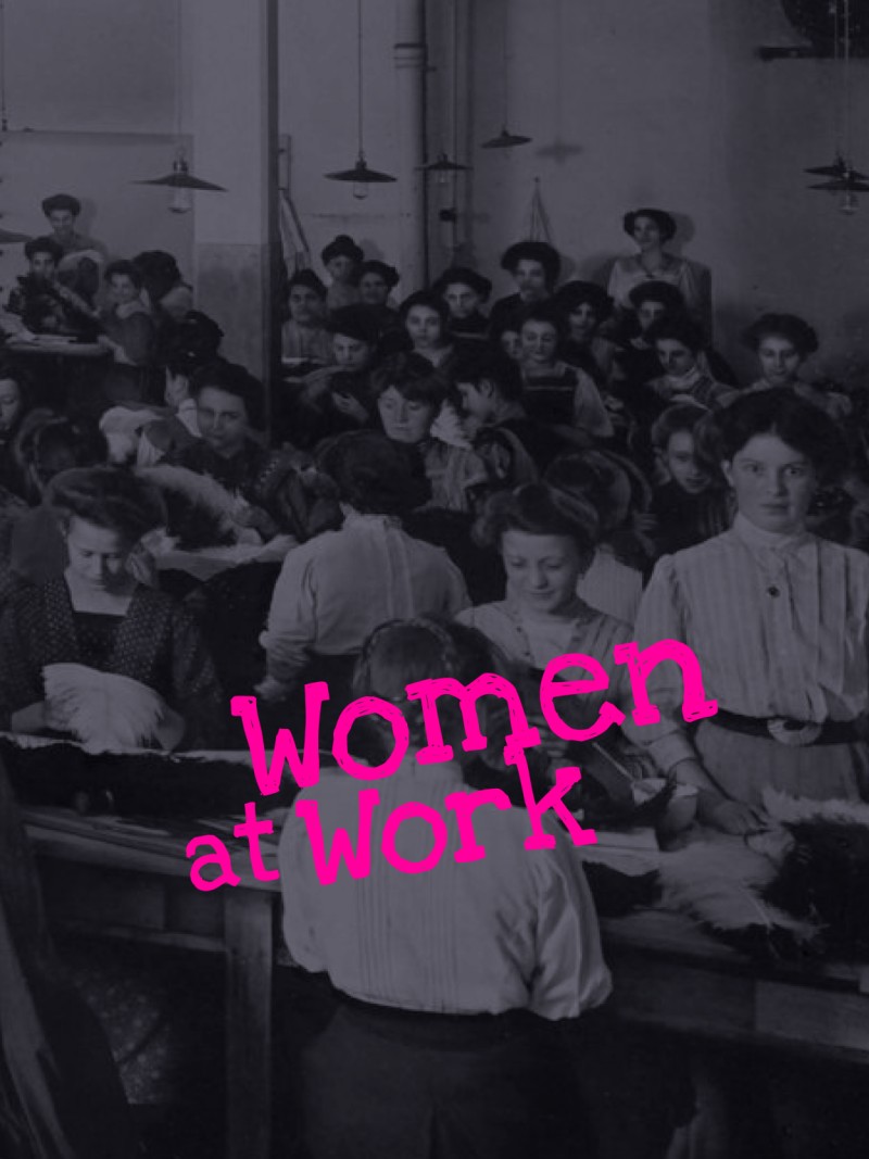 Foto mit Frauen, die in einer Schmuckfederfabrik arbeiten : 