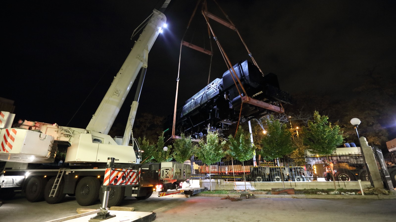 The 12.10 locomotive is lifted over the fence of the Technisches Museum Wien