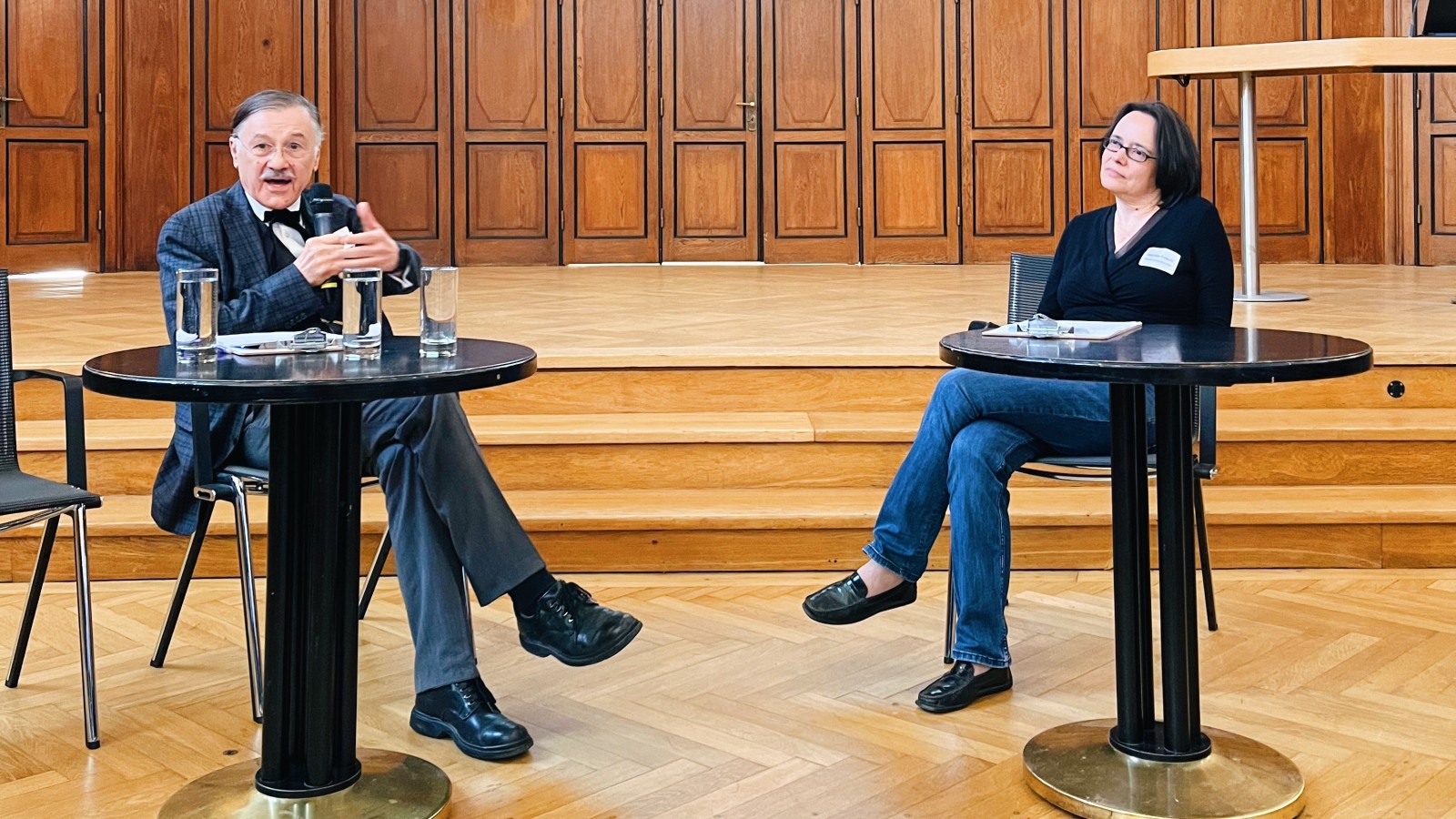 Rainer Hubert, ehemaliger Vorsitzender des Verbandes österreichischer audiovisueller Archive, im Gespräch mit Gabriele Fröschl, seiner Nachfolgerin als Leiterin der Österreichischen Mediathek