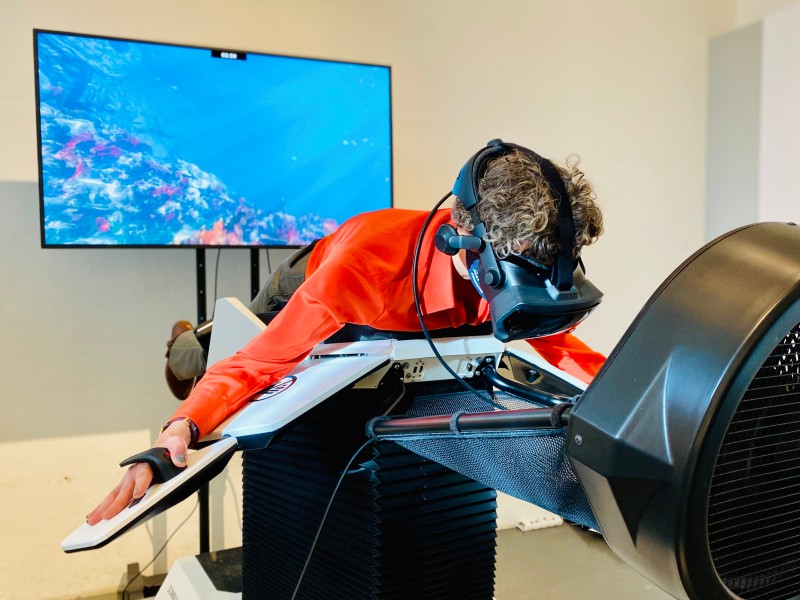 The VR hands-on birdly (R) in action in the exhibition "In motion".: 
