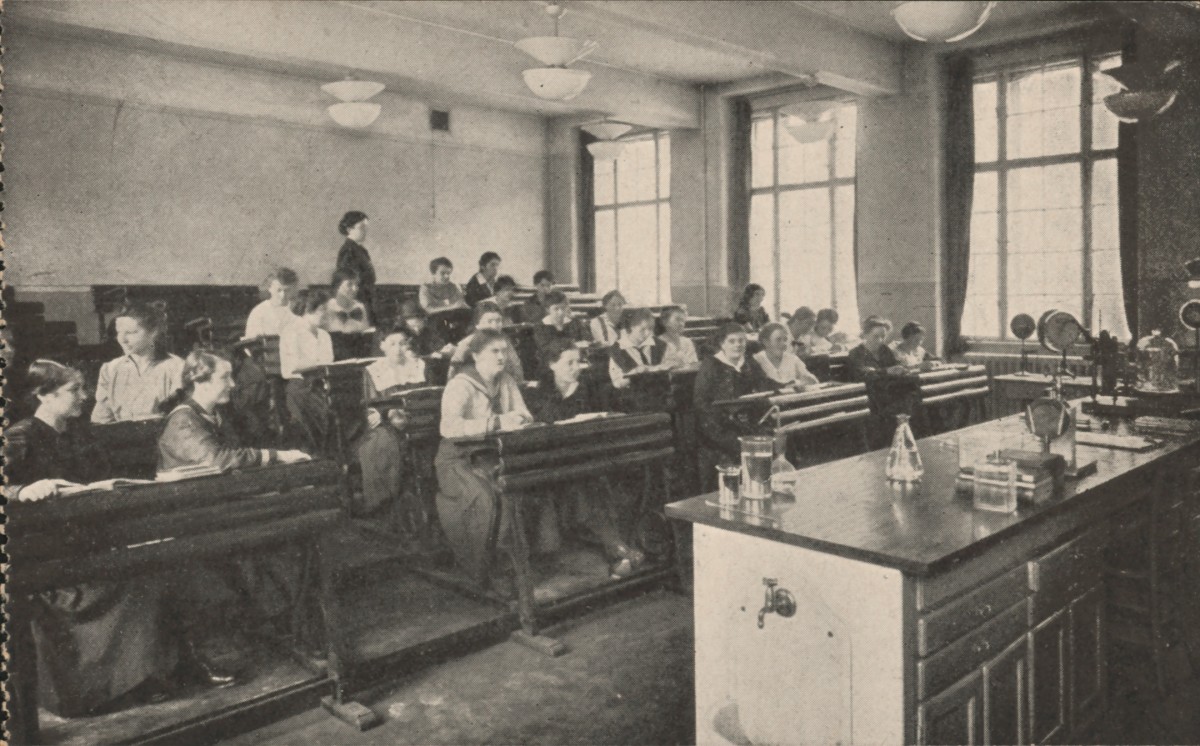 Postkarte des Schulhauses des Wiener Frauen-Erwerb-Vereins am Wiedner Gürtel 68: Physiksaal, Wien, um 1915