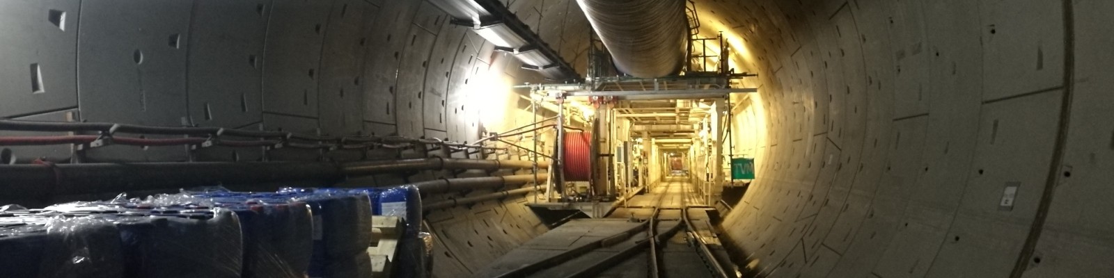 Das Licht in der Mitte des Tunnels markiert das hintere Ende der Tunnelvortriebsmaschine Das Licht in der Mitte des Tunnels markiert das hintere Ende der Tunnelvortriebsmaschine