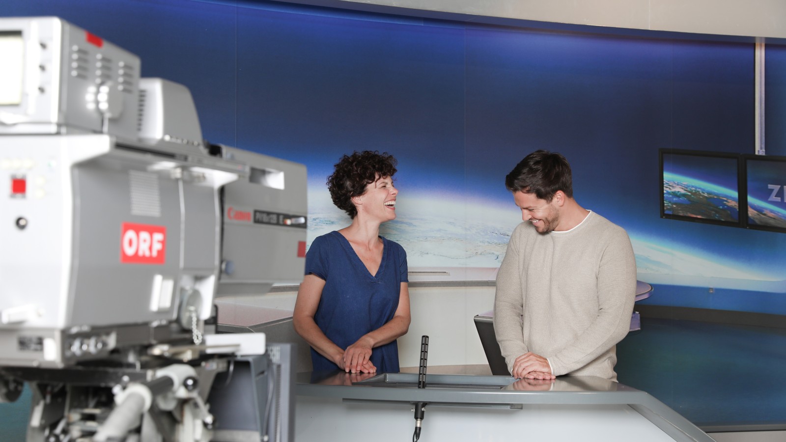 Paar im Fernsehstudio der Ausstellung "medien.welten": 