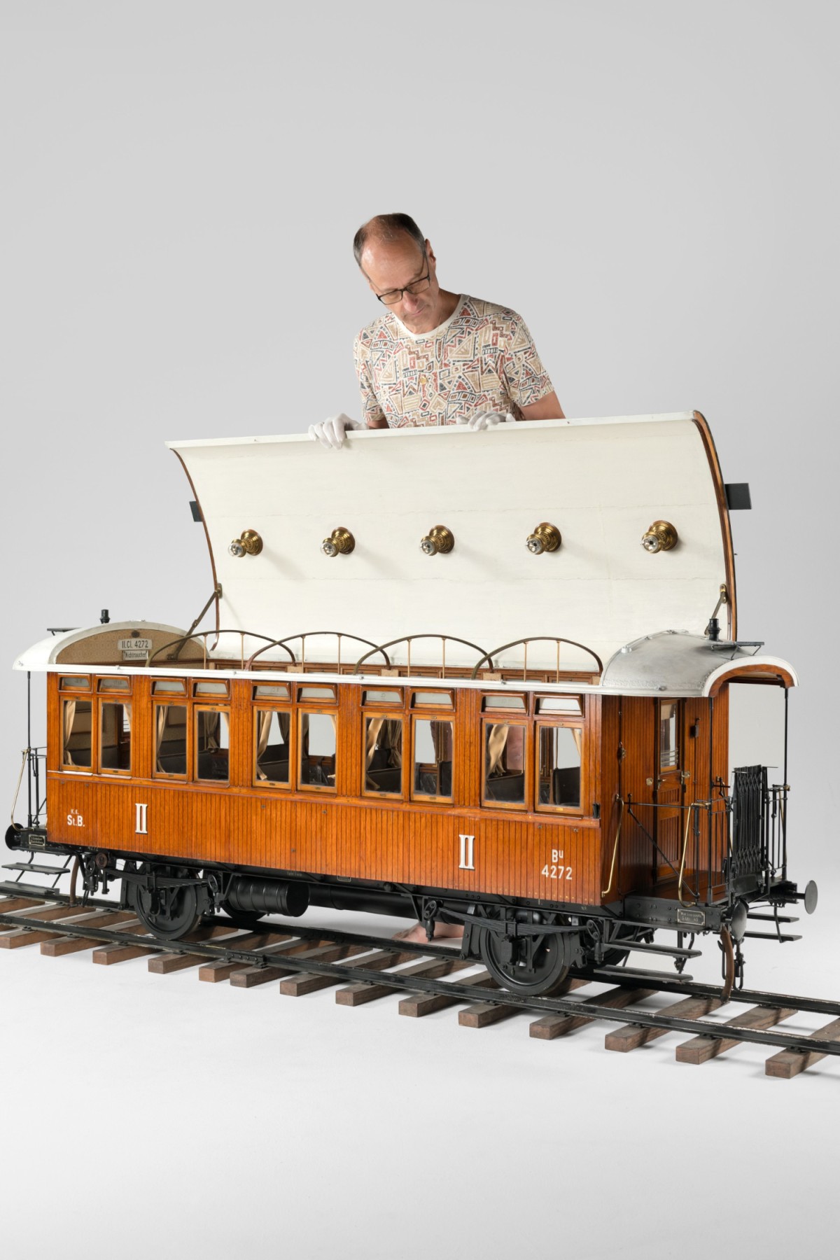 Wagen (II. Klasse) der Wiener Dampf-Stadtbahn: Thomas Winkler, Kurator der Ausstellung „Im Bann der Bahn“, begutachtet das Modell: Wagen (II. Klasse) der Wiener Dampf-Stadtbahn: Thomas Winkler, Kurator der Ausstellung „Im Bann der Bahn“, begutachtet das Modell