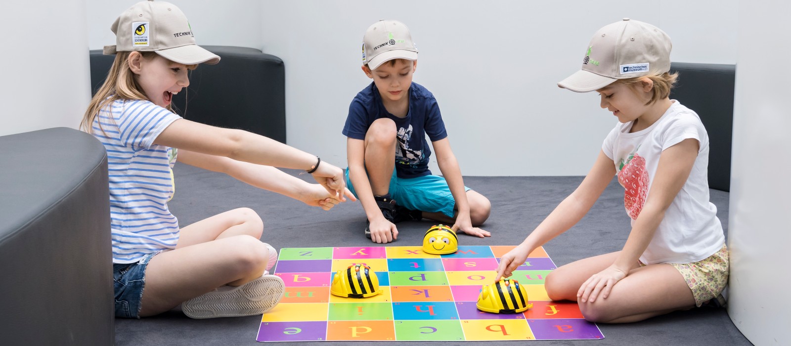 : Die Kinder vom "Technik und Tiere" Feriencamp lernen erste Programmierschritte mit Hilfe der Roboterbiene.