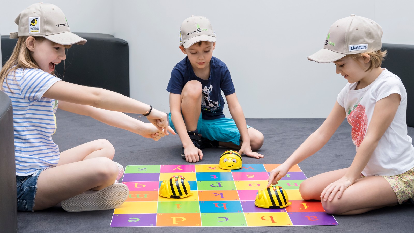 : Die Kinder vom "Technik und Tiere" Feriencamp lernen erste Programmierschritte mit Hilfe der Roboterbiene.