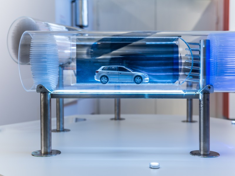 Modell zum Veranschaulichen der Aerodynamik eines Modellautos in der Ausstellung "In Bewegung": 