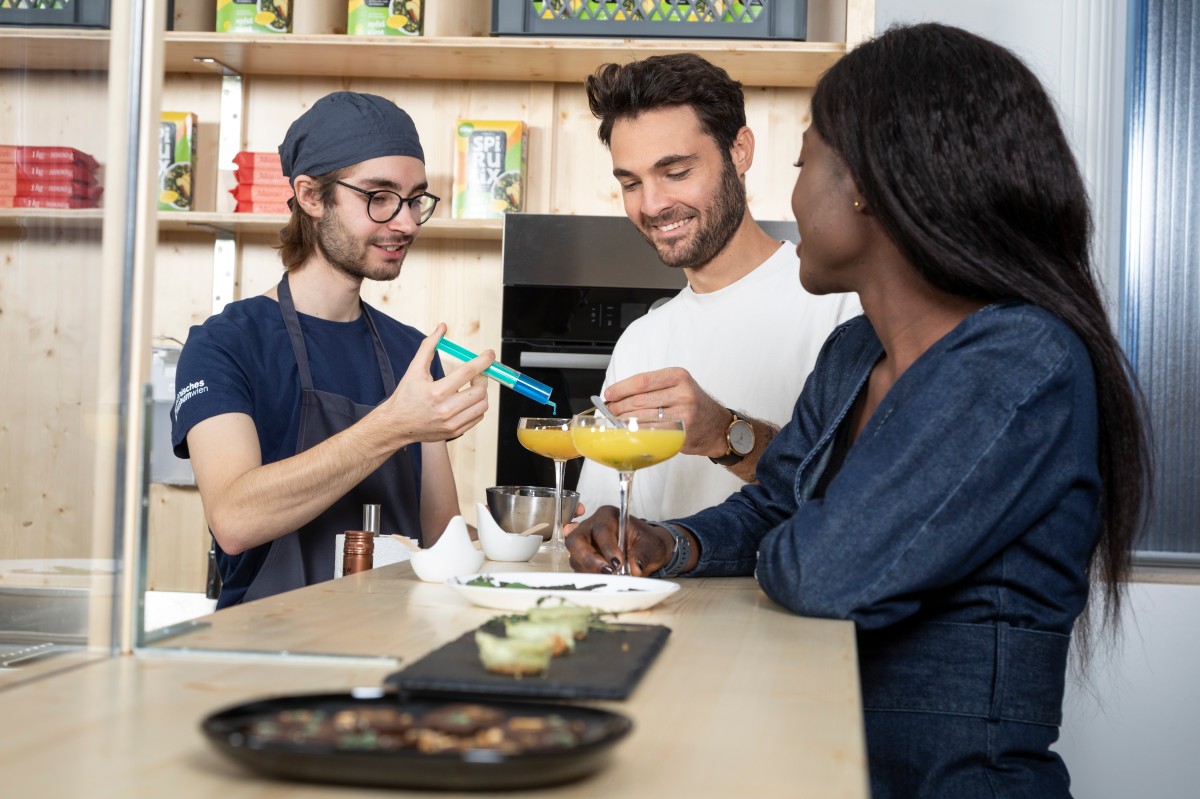 Campari-Caviar auf Basis der Molekularküche sorgen gemeinsam mit Orangensaft nicht nur für ein visuelles, sondern auch ein geschmackliches Erlebnis